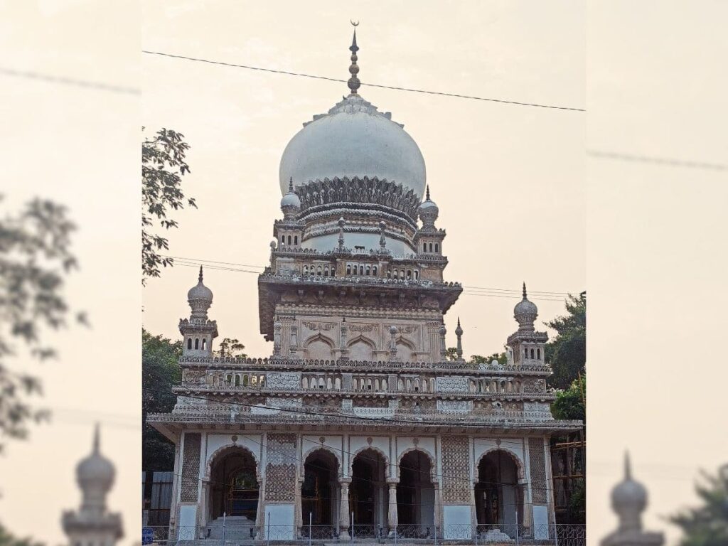 Hyderabad ke Itihaasik Sthaanon ki Chamak: Purane Smarakon ki Udaan