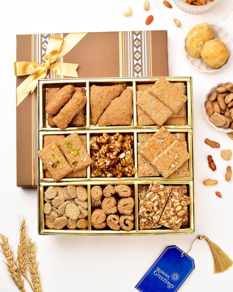 HYPERFOODS Lohri Gift Hamper Gajak (1Kg) Makar Sakranti Gifts Jaggery Gajak Gift Pack Dryfruit Chikki Gajak Sweets Peanut Gajak Chikki Gajak Gud Gajak Til Chikki Gift Hamper Sweets Gift Pack Of 9 Gajak Combo