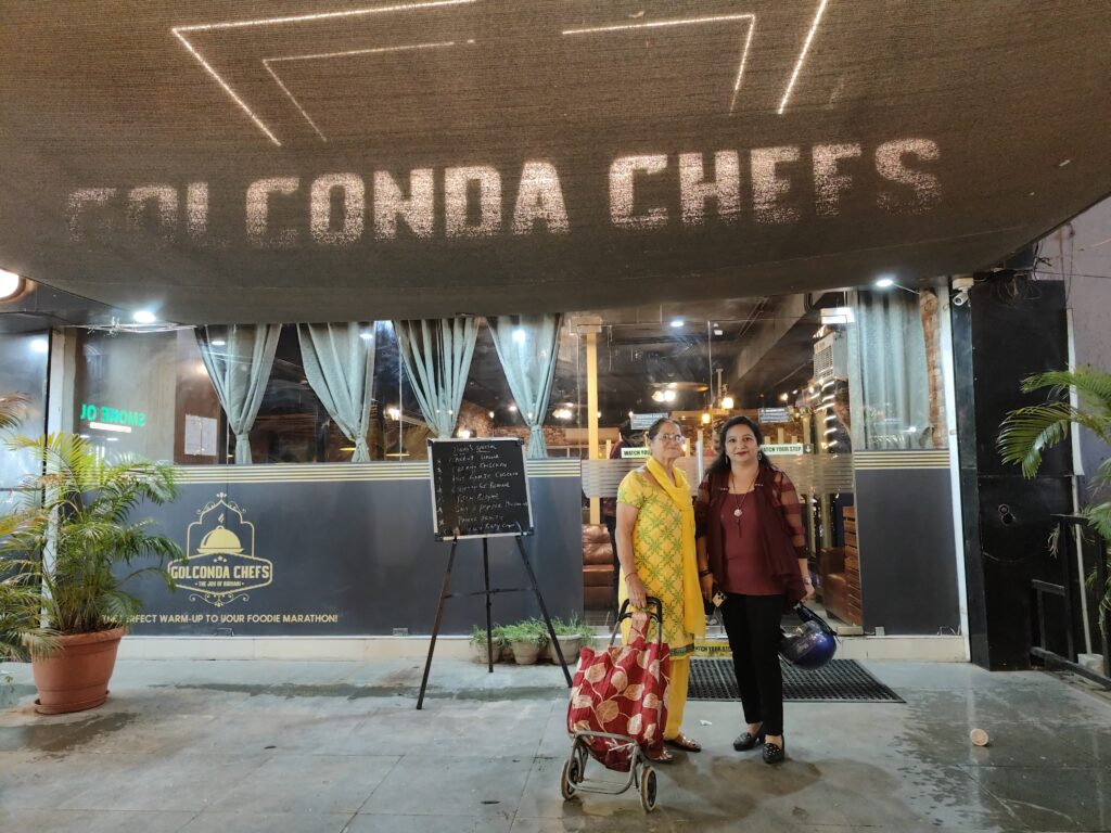 Looking for the ultimate foodie experience in Hyderabad? Discover why DLF Street Food Street in Gachibowli is the best hangout for street food lovers with a twist!