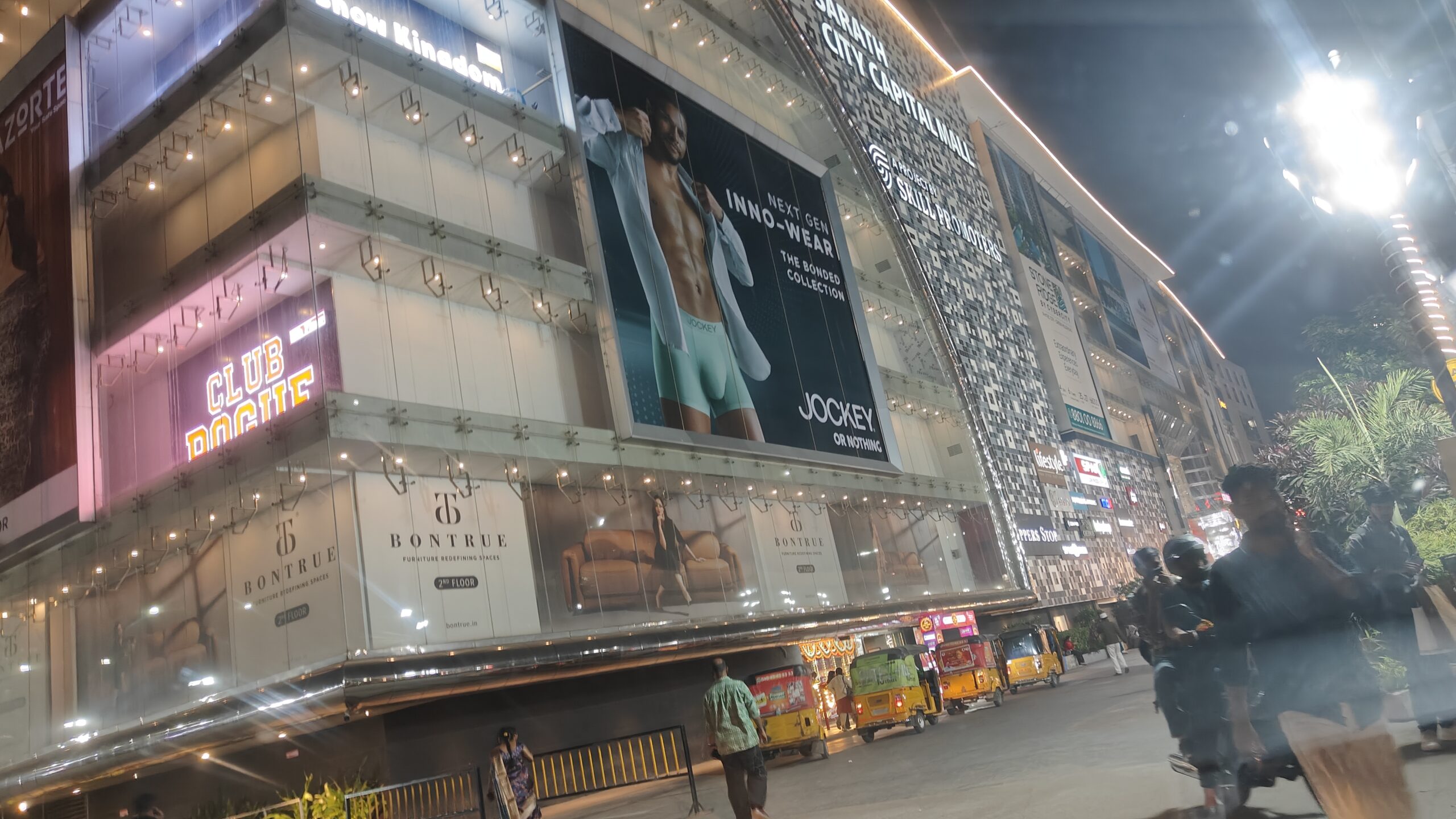 Experience AMB Cinemas Hyderabad with our full tour! Mahesh Babu’s luxury theatre, De De Pyaar De 2 movie review, and Sarath City Mall dum biryani experience.