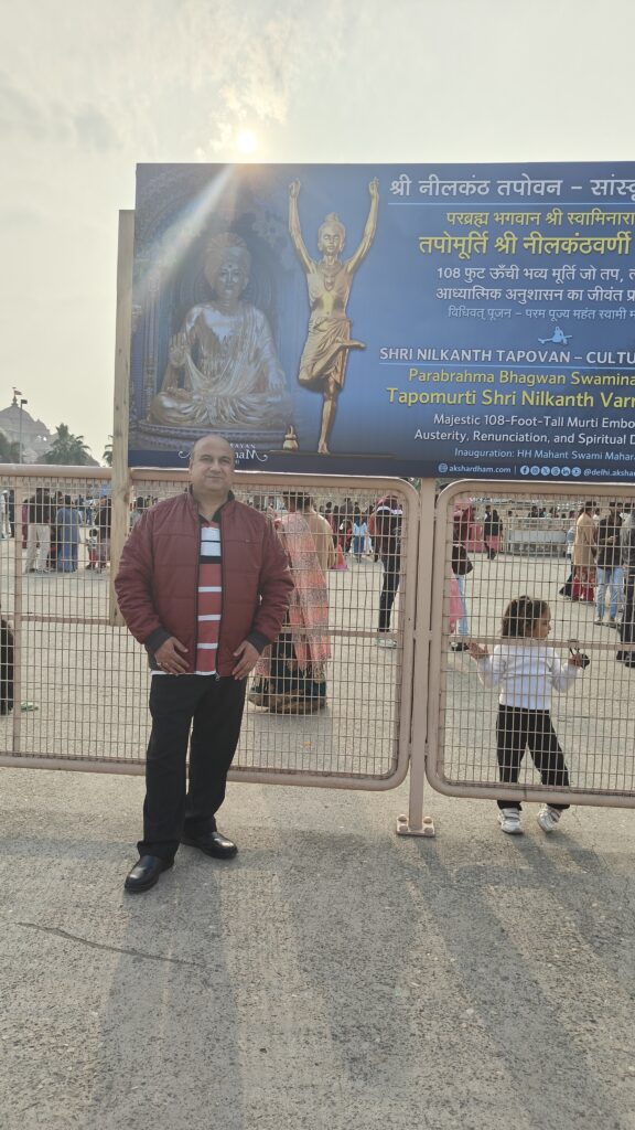 Explore Swaminarayan Akshardham Delhi – a world-record Hindu temple built without steel, featuring exhibitions, a musical fountain & stunning carvings.