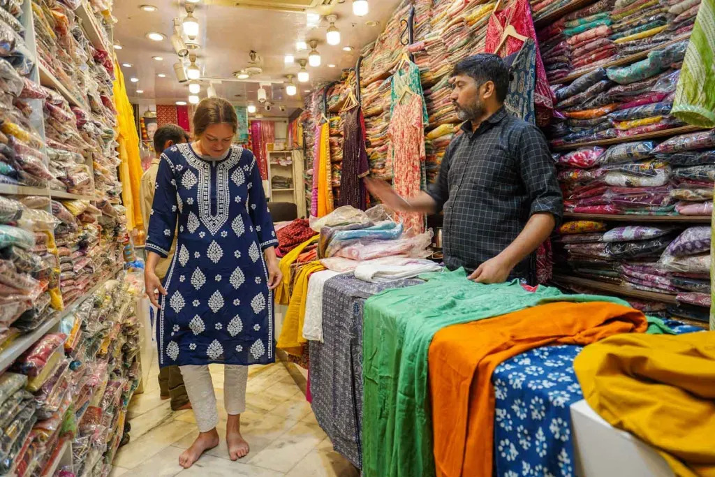 Planning a Sarojini Nagar shopping spree? Discover the best shops, export gallis, secret bargain tips, timings & metro details in this ultimate 2026 guide.