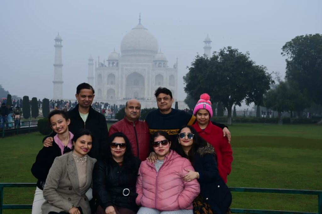 27 January ko humne Taj Mahal ko thand, baarish aur fog ke beech dekha – ek magical experience jo kabhi nahi bhoolenge! Is blog mein padhiye hamara full travel experience, Taj Mahal ki history, travel tips aur FAQs.