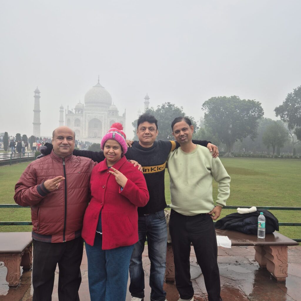 27 January ko humne Taj Mahal ko thand, baarish aur fog ke beech dekha – ek magical experience jo kabhi nahi bhoolenge! Is blog mein padhiye hamara full travel experience, Taj Mahal ki history, travel tips aur FAQs.